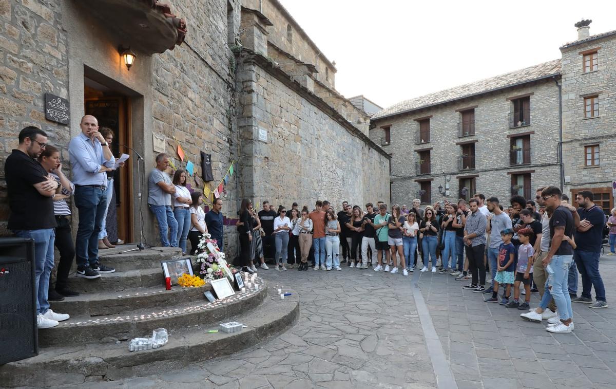 Minuto de silencio en Boltaña por el asesinato del hijo de un miembro de La Ronda de Boltaña