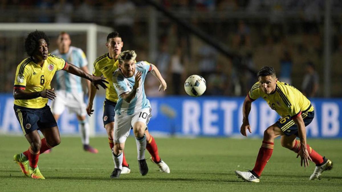 James persigue sin suerte a Leo Messi en San Juan
