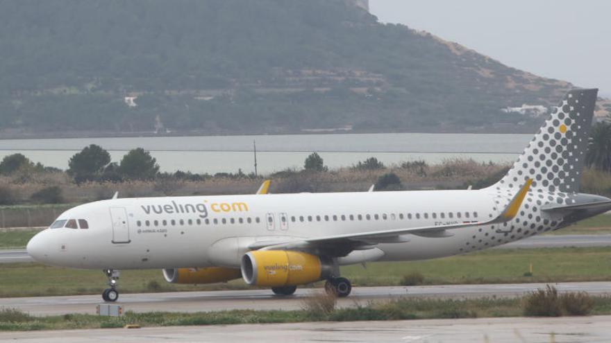 Un avión de Vueling tras aterrizar en el aeropuerto de Ibiza.