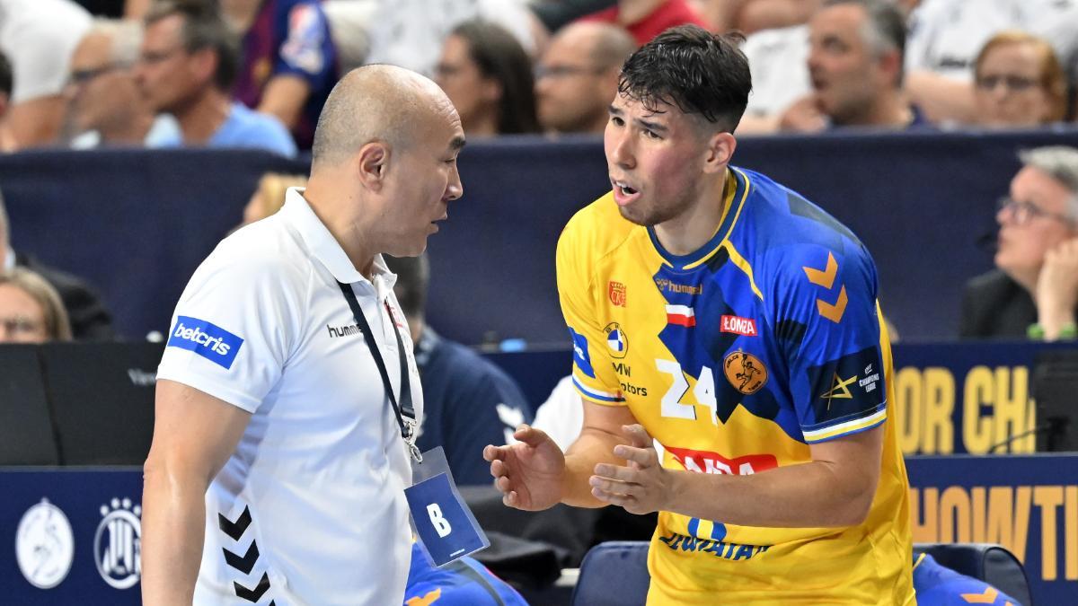 Talant da instrucciones a su hijo Dani en el Kielce