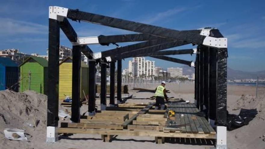 Un operario trabajando ayer en la nueva plataforma de la playa de San Juan.