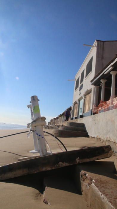 Las casas sufren derrumbes y el mar destruye porches y aceras y abre grandes socavones