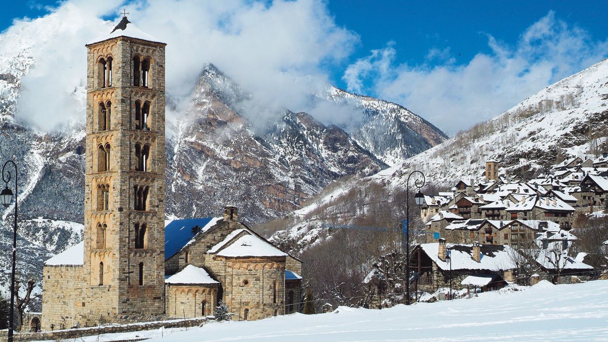 La Iglesia de Sant Climent de Taüll, en el vall de Boí, nevada.