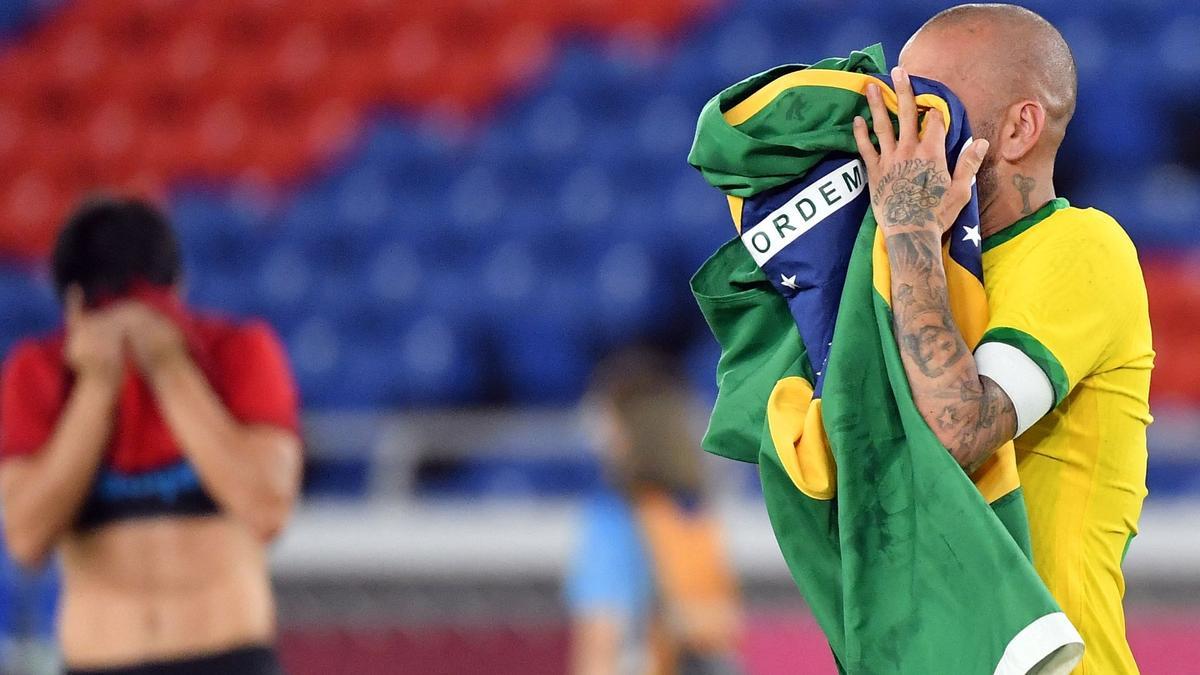 Alves, emocionado con la bandera de Brasil tras conquistar el oro olímpico.