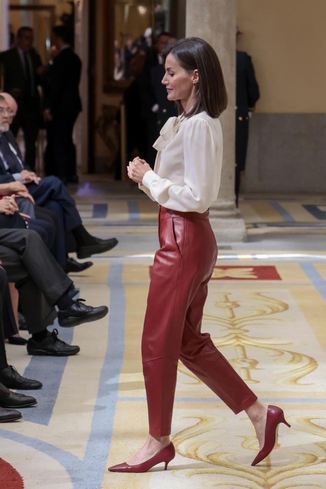 La reina Letizia con blusa de Carolina Herrera y pantalón de Hugo Boss.