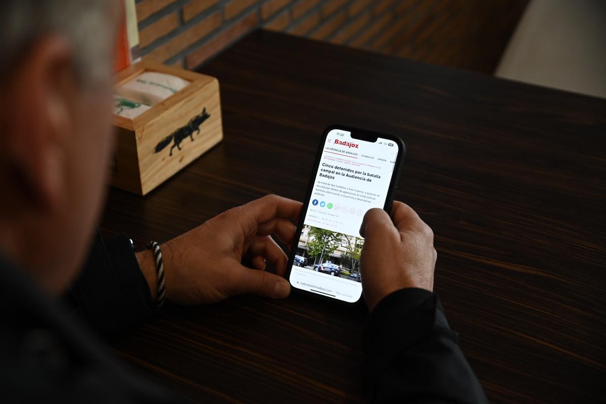 Un ciudadano se informa a través de la web de La Crónica de Badajoz.