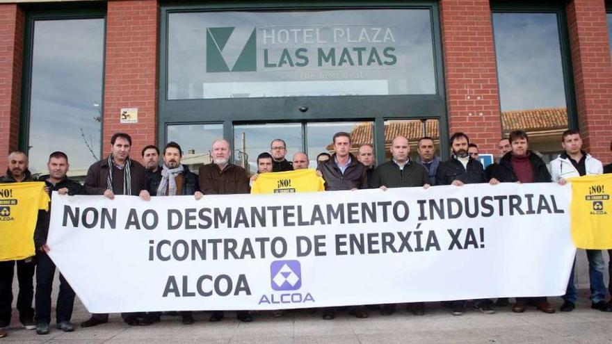 Protesta de trabajadores de Alcoa, ayer en Madrid, antes de reunirse con los directivos de la empresa.