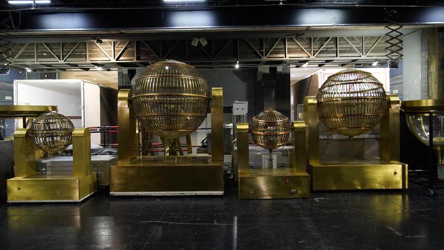 Los bombos y bolas de la Lotería de Navidad ya están en el Teatro Real
