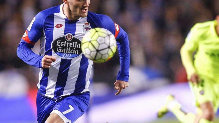 Lucas Pérez conduce la pelota ayer contra el Levante.