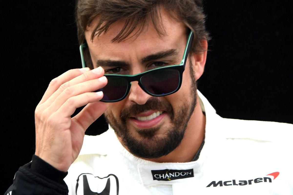 MLB01. MELBOURNE (AUSTRALIA), 23/03/2017.- El español Fernando Alonso de McLaren-Honda posa antes de la sesión clasificatoria del Gran Premio de la Fórmula Uno de Australia, en el circuito Parque Alberto de Melbourne hoy, 23 de marzo de 2017. El evento se llevará a cabo el próximo sábado. EFE/TRACEY NEARMY/PROHIBIDO SU USO EN AUSTRALIA Y NUEVA ZELANDA