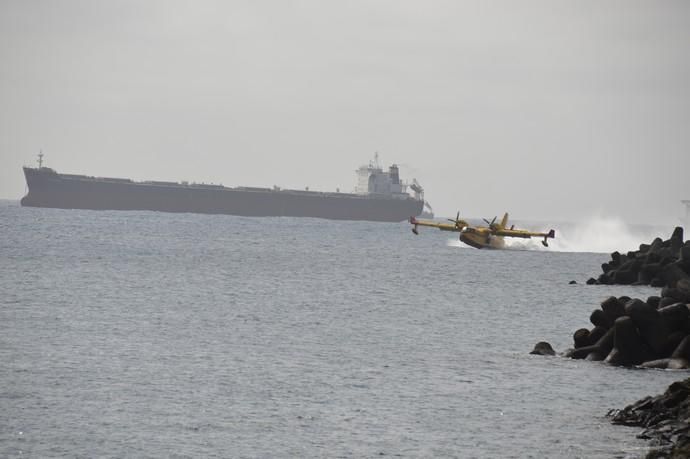 Los hidroaviones cargan agua en el Puerto de Las Palmas - Incendio Gran Canaria 2019