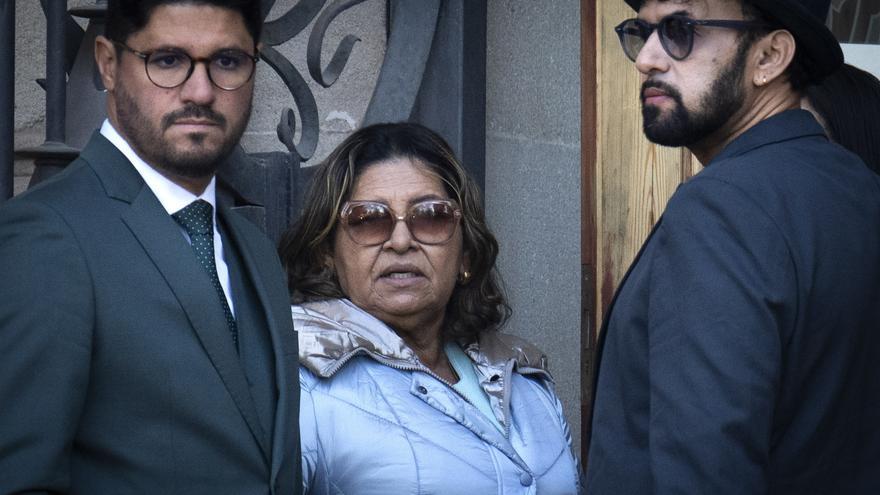 La madre de Dani Alves llega a la Audiencia de Barcelona para asistir al juicio de su hijo