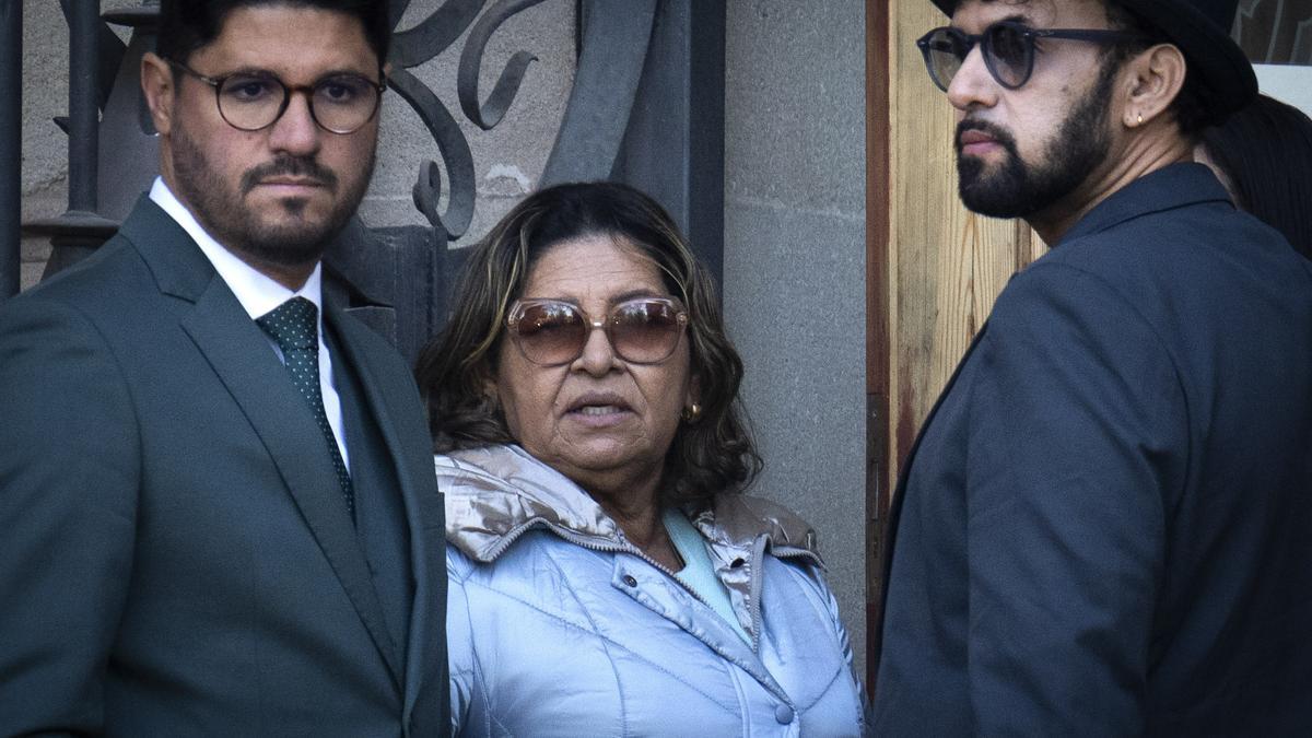 La madre de Dani Alves llega a la Audiencia de Barcelona para asistir al juicio de su hijo el pasado mes de febrero.