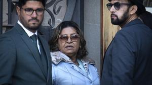 La madre de Dani Alves llega a la Audiencia de Barcelona para asistir al juicio de su hijo.