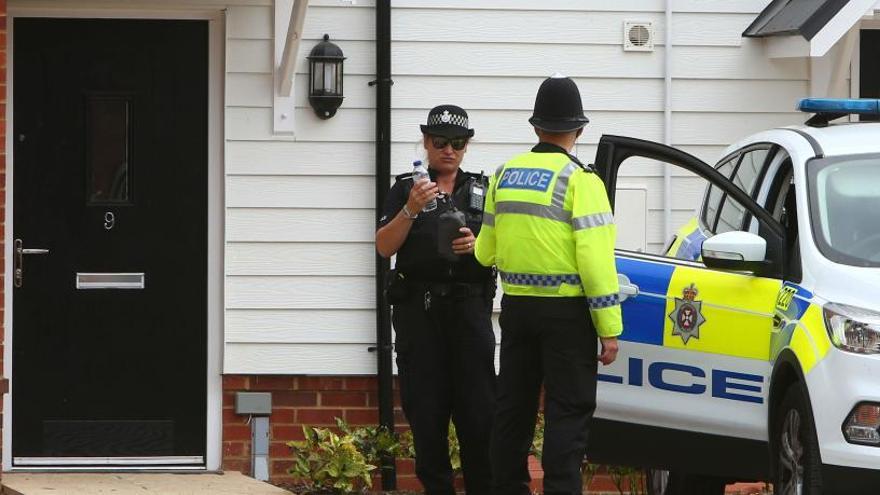 Policías registran la casa de la mujer fallecida.