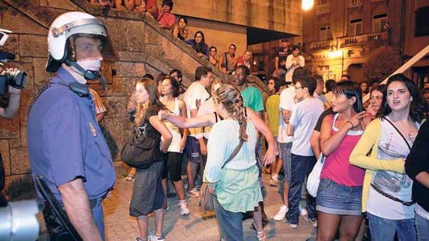 Vecinos y amigos de Laura increparon al detenido de madrugada a las puertas de los juzgados de Ourense.  // Daniel Atanes