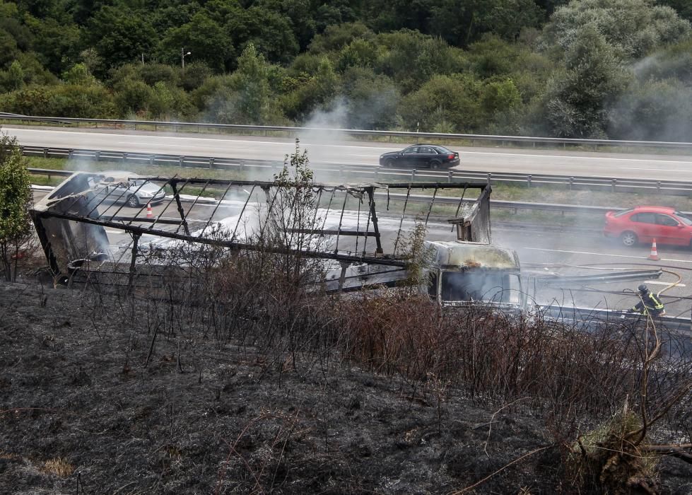 El incendio de un camión causa retenciones en la "