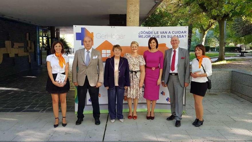 Responsables de Gerhogar, durante la campaña informativa celebrada en La Marina.