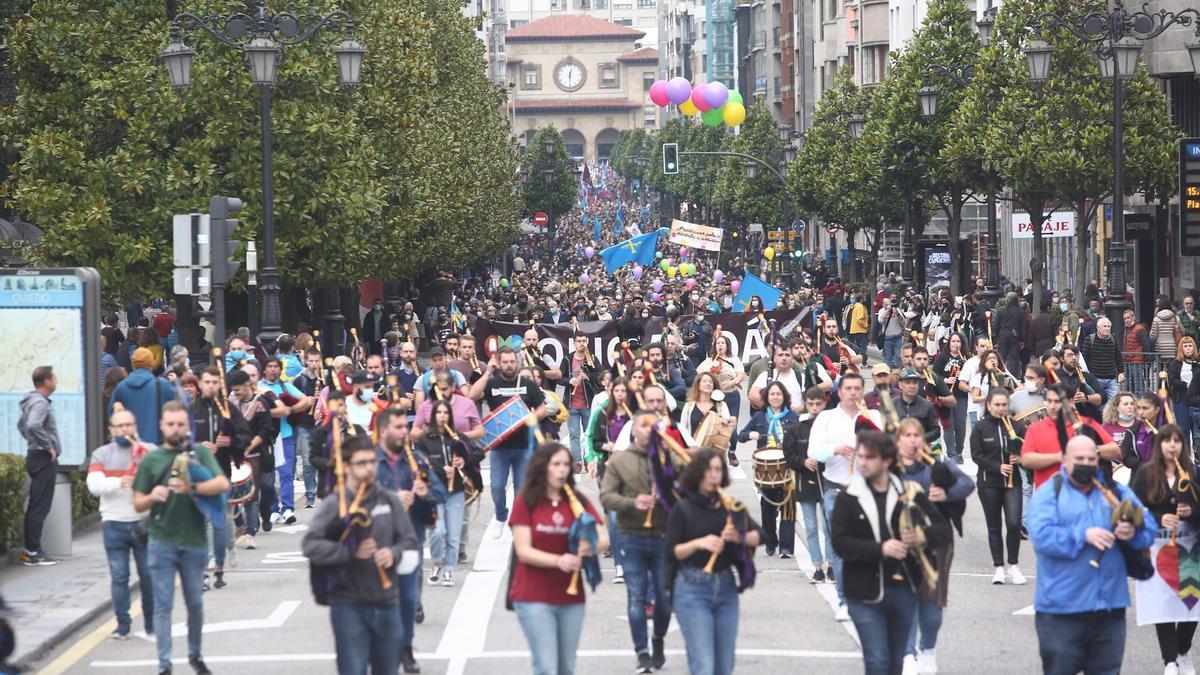 Los partidarios de la cooficialidad del asturiano se manifiestan en Oviedo