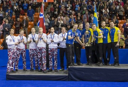 El equipo nacional de Suecia sostiene el trofeo del Campeonato Mundial Masculino de Curling