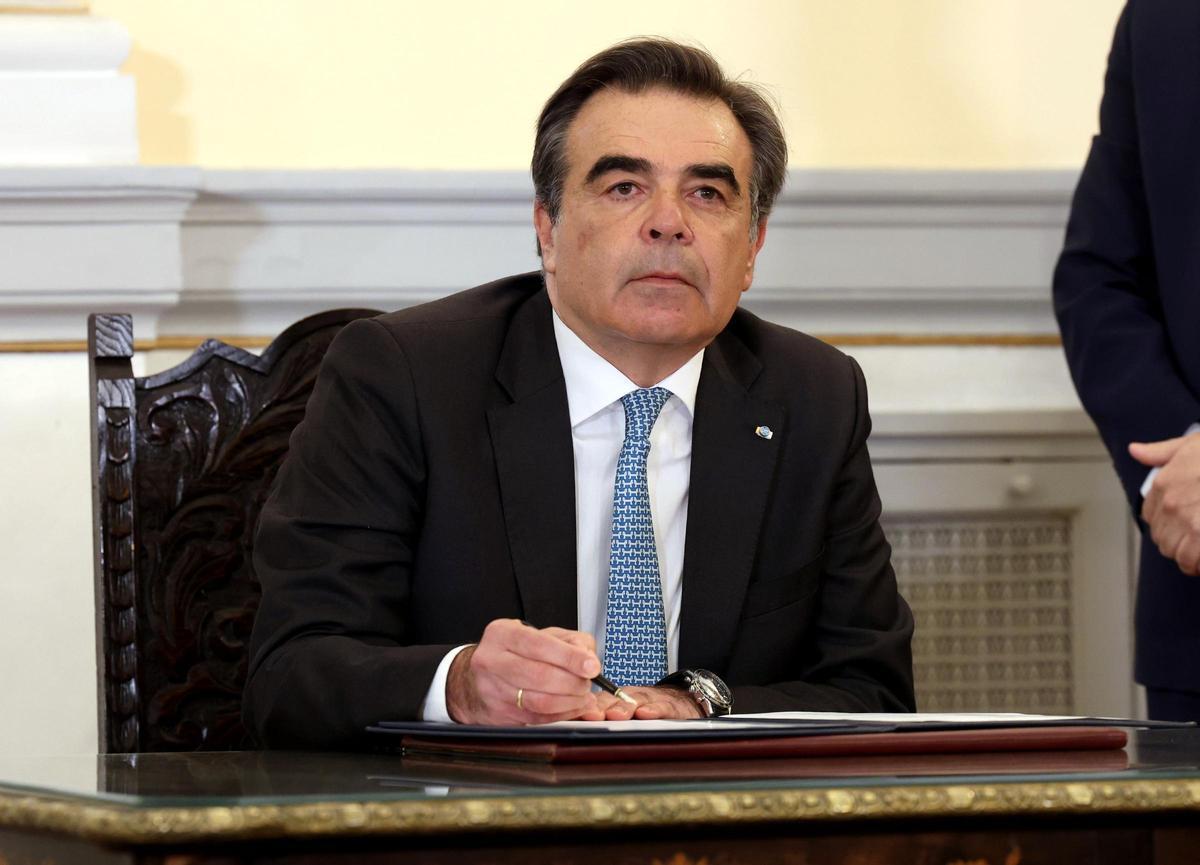 Margaritis Schinas, firmando documentos tras ser nombrado ministro, el pasado viernes, en Atenas.