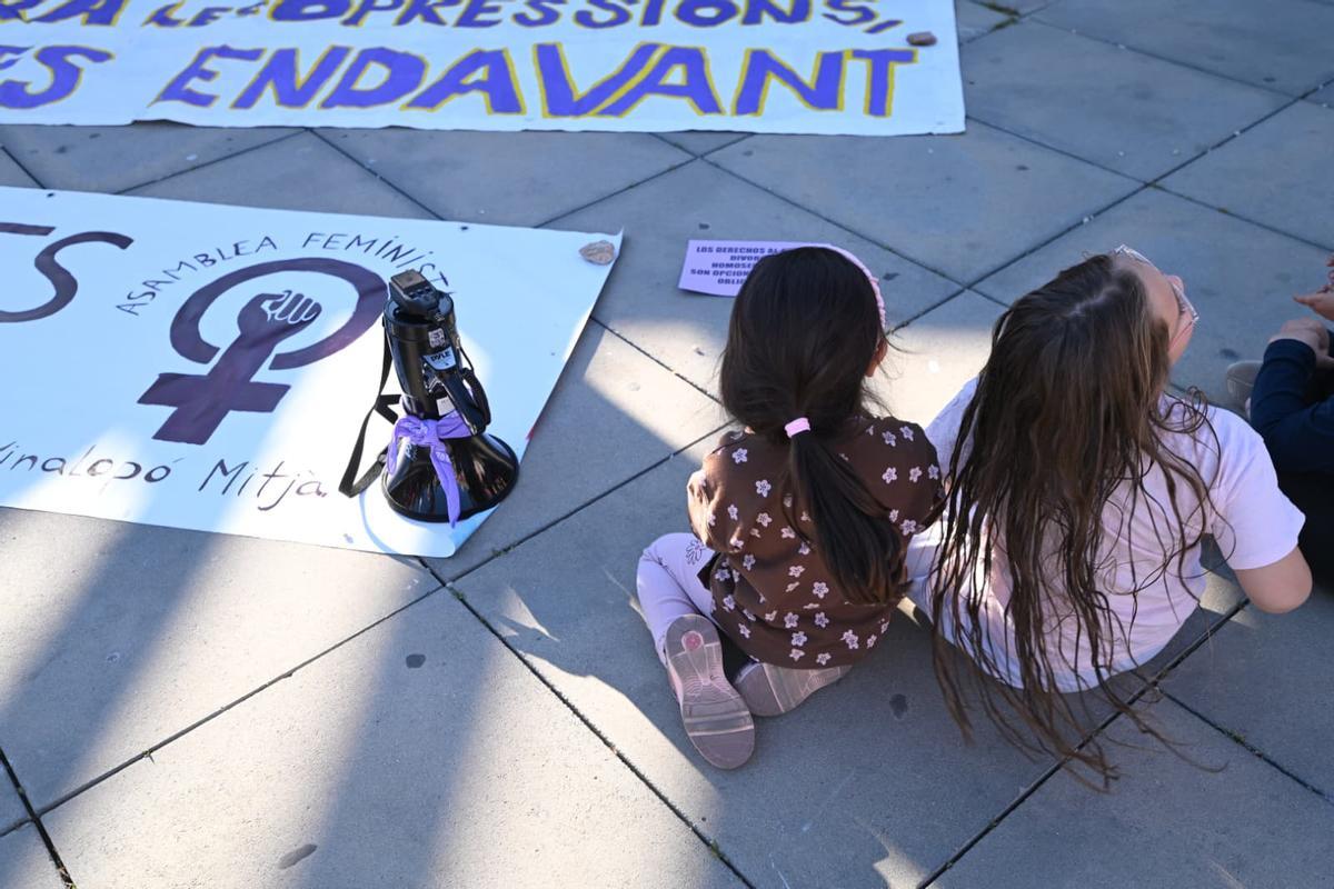 Así ha sido la protesta de 24 colectivos en Elche contra la moción antiaborto de Vox apoyada por PP Así ha sido la protesta de 24 colectivos en Elche contra la moción antiaborto de Vox apoyada por PP