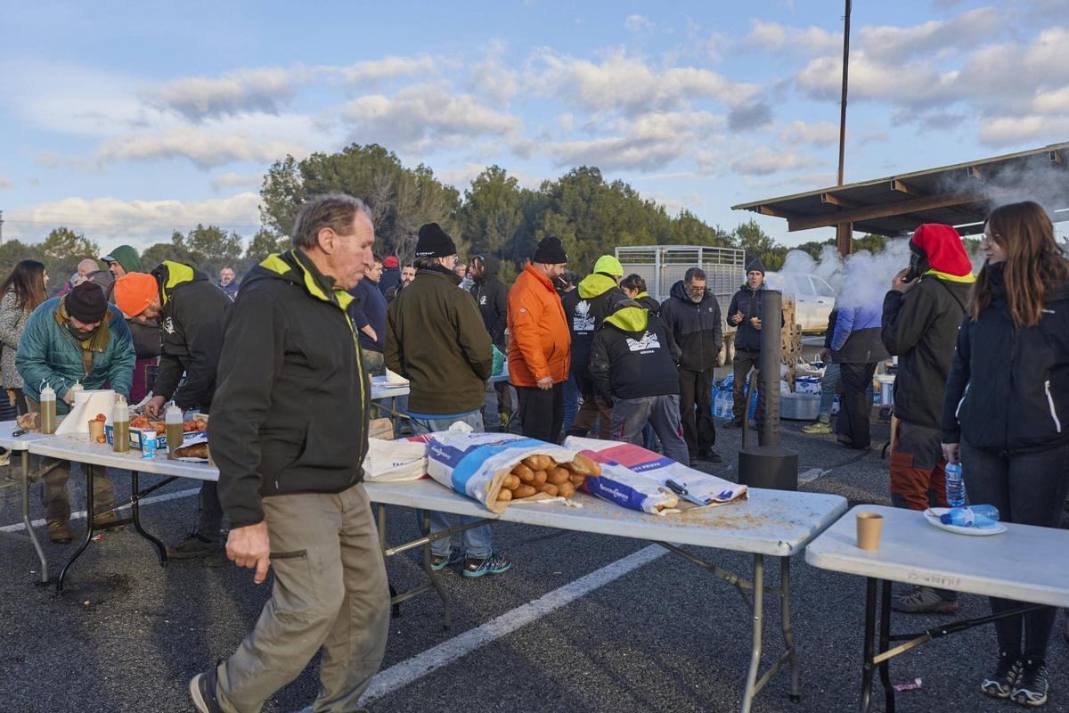 Les fotos del tall dels pagesos a l'AP-7 i l'N-II a l'Empordà