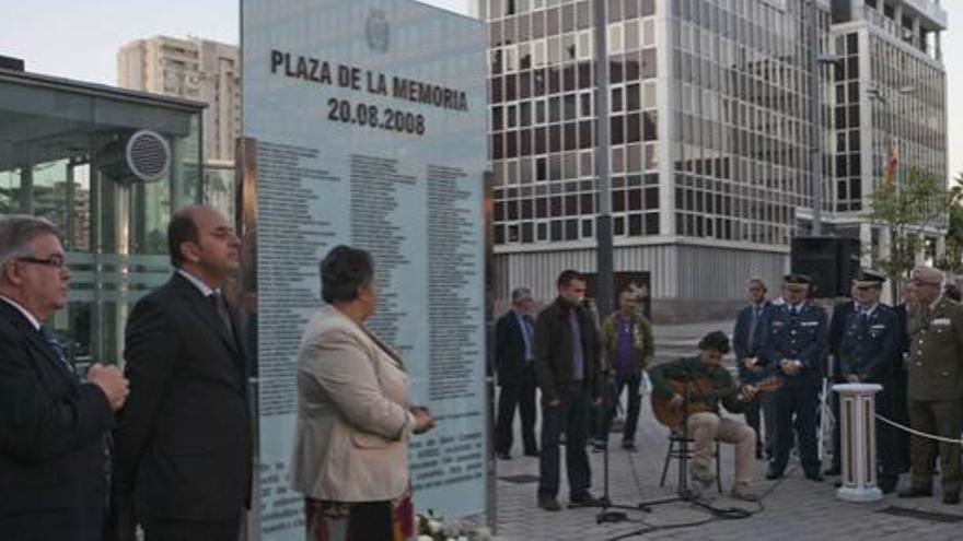 Inauguración de un monumento en Venegas, en la capital grancanaria, en homenaje a las víctimas del JK5022. i J.C. GUERRA