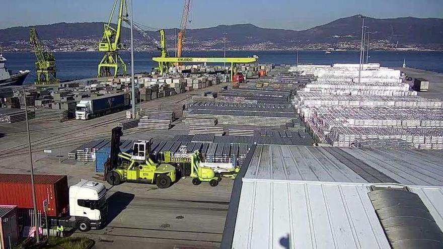 Vista parcial del muelle Transversal lleno de barras y lingotes de aluminio.  // K. Barreiro