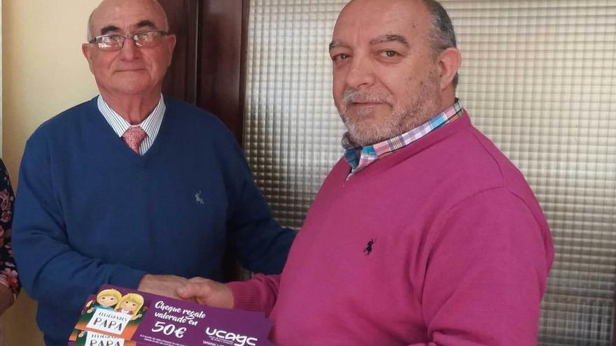 Entrega del premio por la campaña comercial del Día del Padre