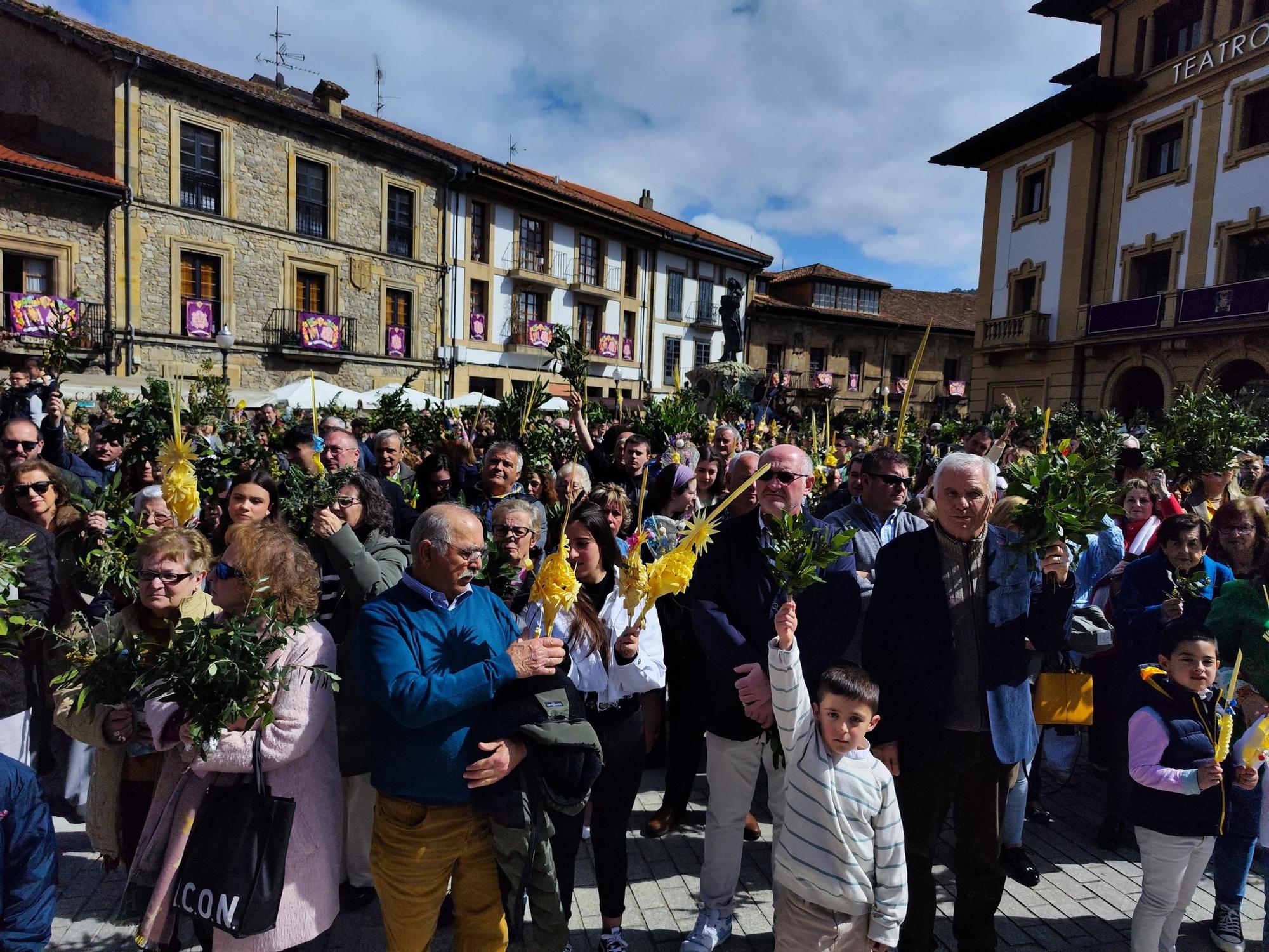 Villaviciosa vibra en Semana Santa con un domingo de Ramos multitudinario