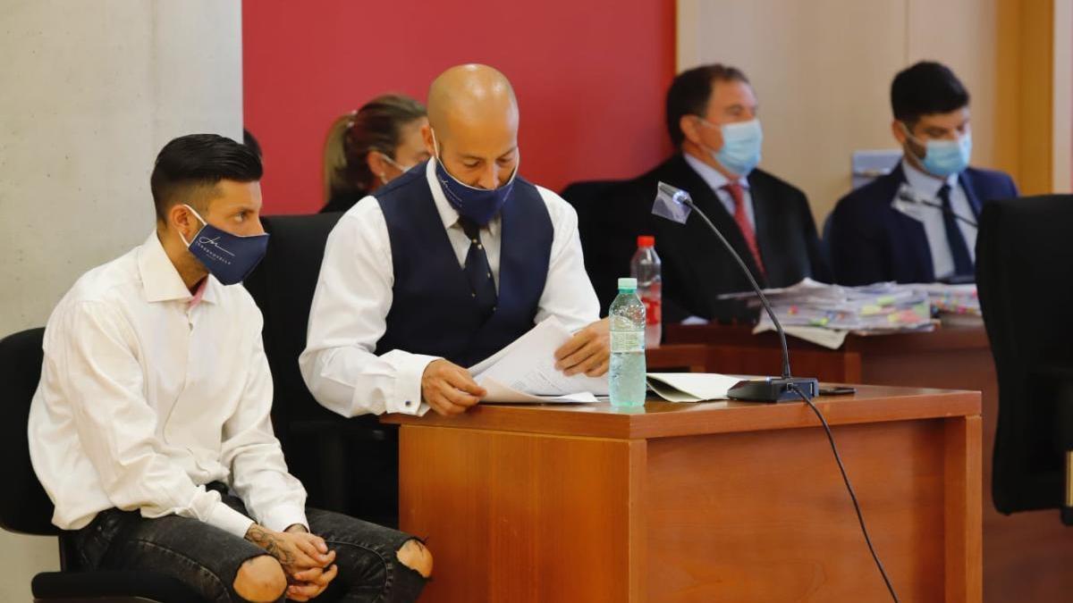 &#039;El Guacho&#039; (izquierda), junto a su abogado, durante su declaración el pasado jueves.