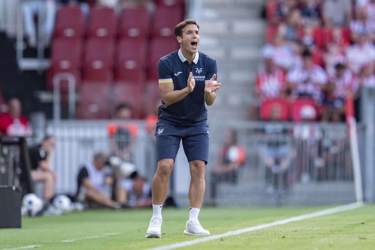 Iñigo Pérez ante el PSV.