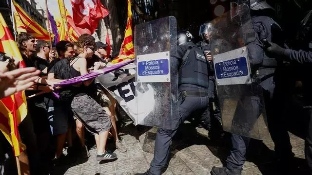 Un cordón policial impide a los manifestantes de Arran acceder al Fossar de les Moreres