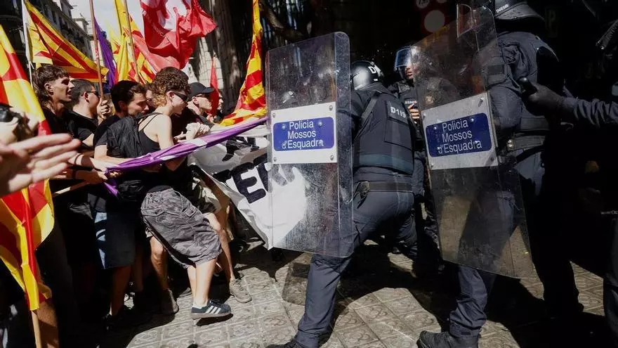 Un cordón policial impide a los manifestantes de Arran acceder al Fossar de les Moreres
