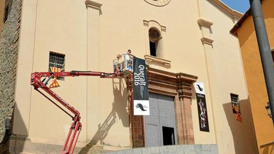 La comissió del centenari de Queralt escalfa motors penjant cartells gegants