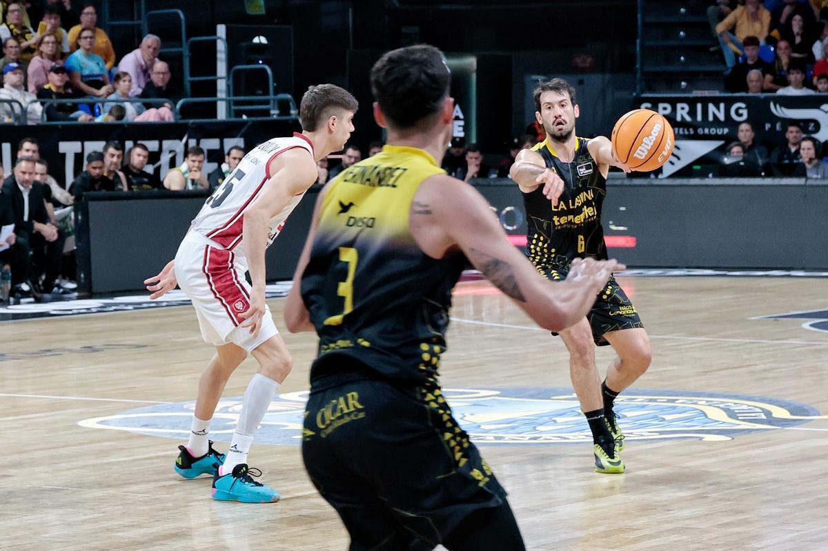 Bruni Fitipaldo da un pase a Jaime Fernández.