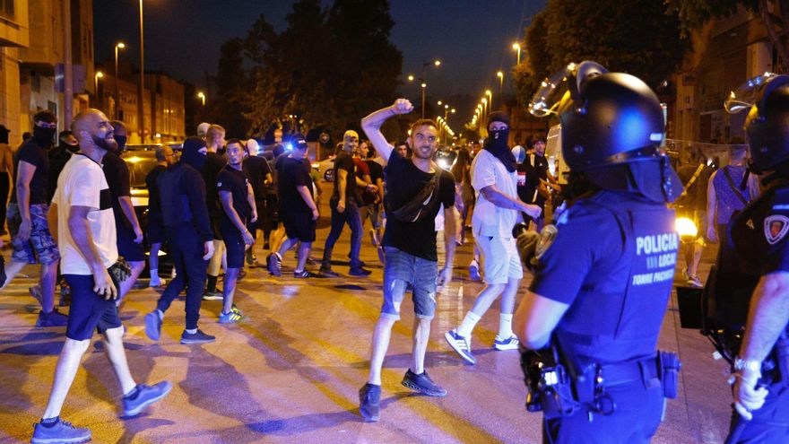Al menos un policía herido en otra noche de violencia contra los migrantes en Torre Pacheco