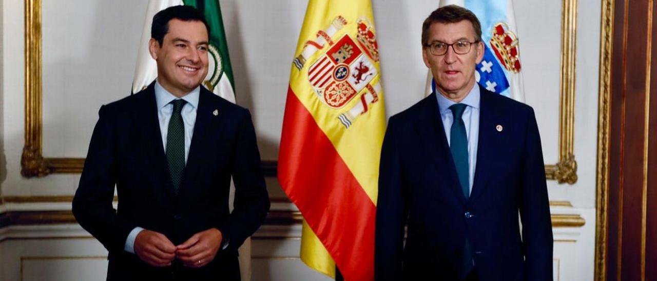 El presidente de la Junta de Andalucía, Juanma Moreno, y el presidente de la Xunta de Galicia, Alberto Núñez Feijóo.