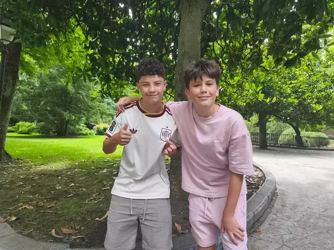 EN IMÁGENES: los parques asturianos se llenan de niños con las camisetas de España tras el triunfo de la selección