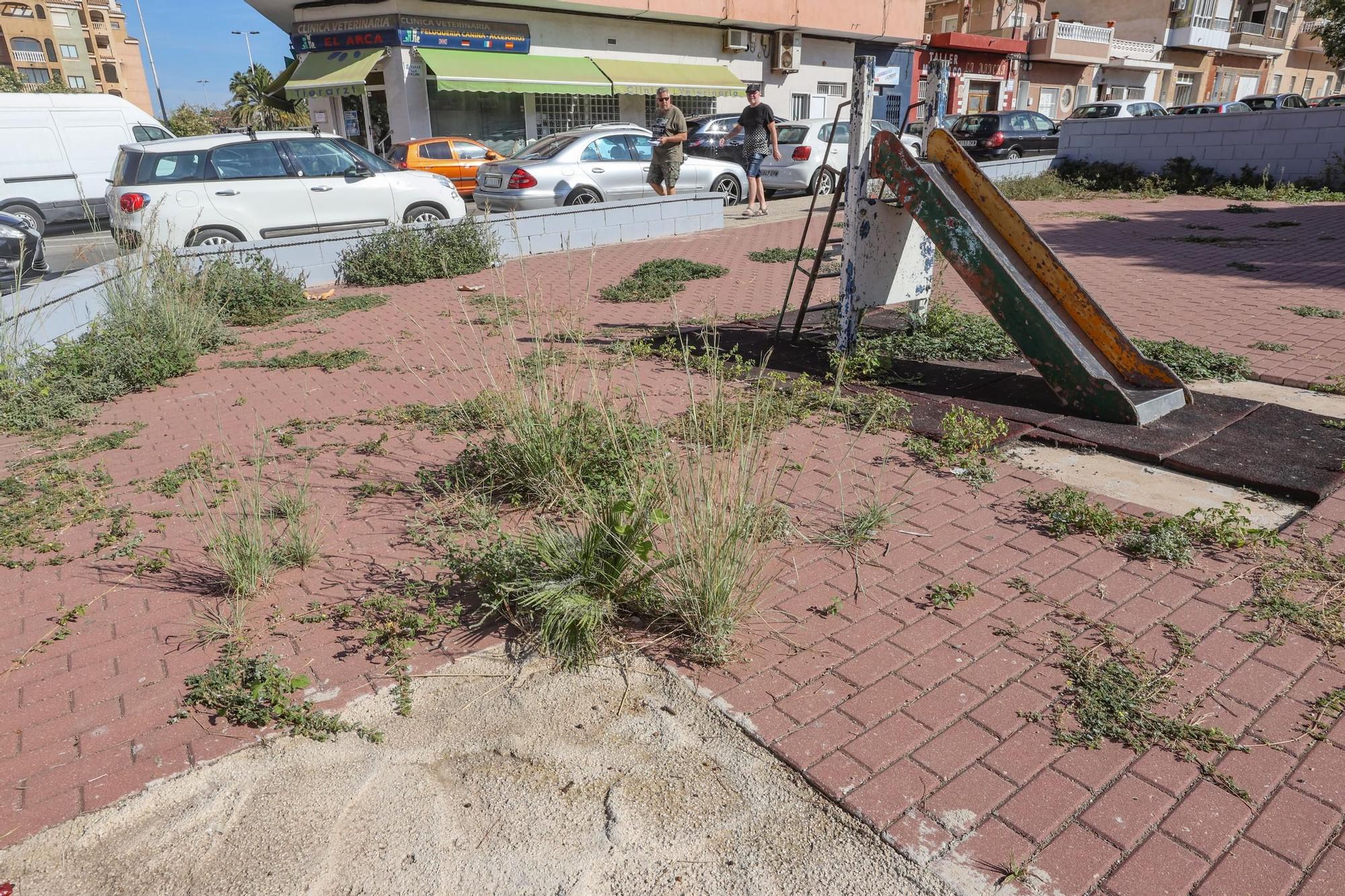 Así está el espacio público y zona de juegos de la calle San Emigdio a un paso del centro de Torrevieja