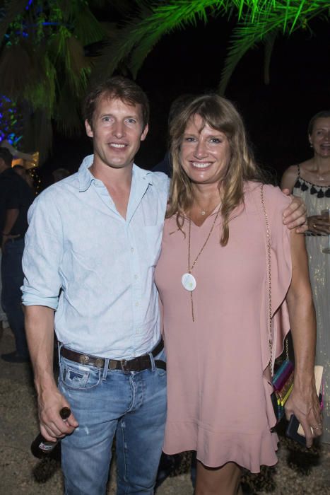 James Blunt junto a una amiga en Ibiza.