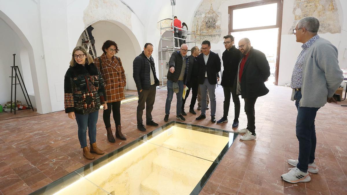 La visita del diputado provincial de Arquitectura a las obras de rehabilitación de la ermita Sant Felip de Novelda.