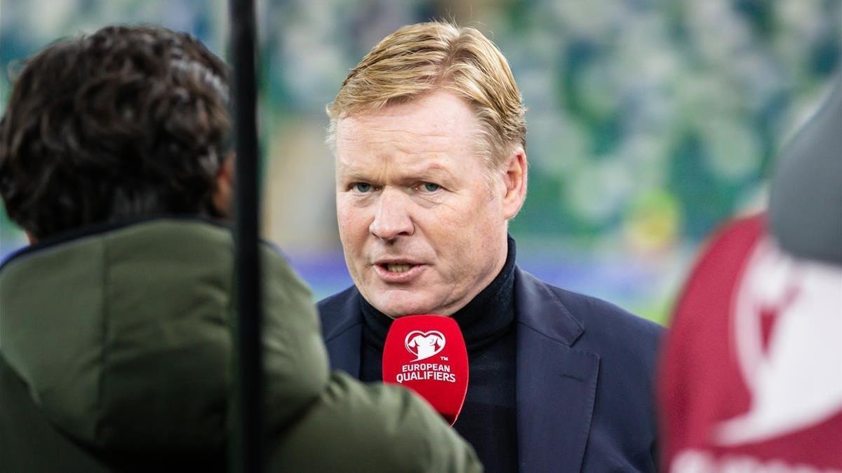 Koeman atiende a una televisión tras el encuentro ante Irlanda del Norte, en Belfast, en noviembre del 2019.