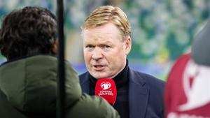 Koeman atiende a una televisión tras el encuentro ante Irlanda del Norte, en Belfast, en noviembre del 2019.