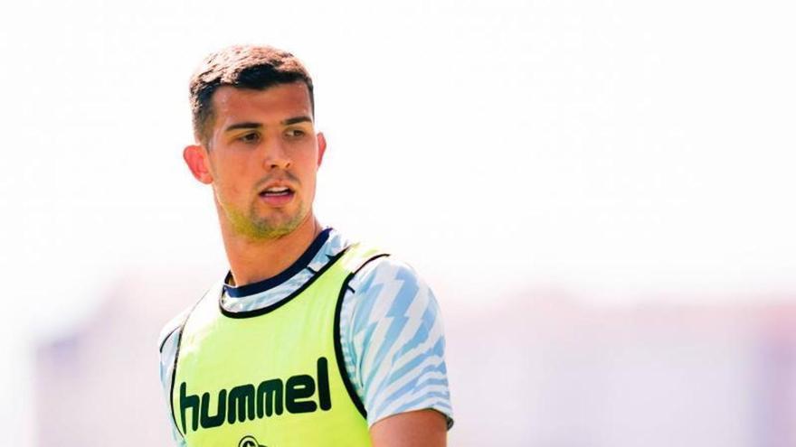 Carlos Domínguez, la pieza que está cerca de reforzar la defensa: así ha sido la operación que lo podría llevar cedido al Real Oviedo