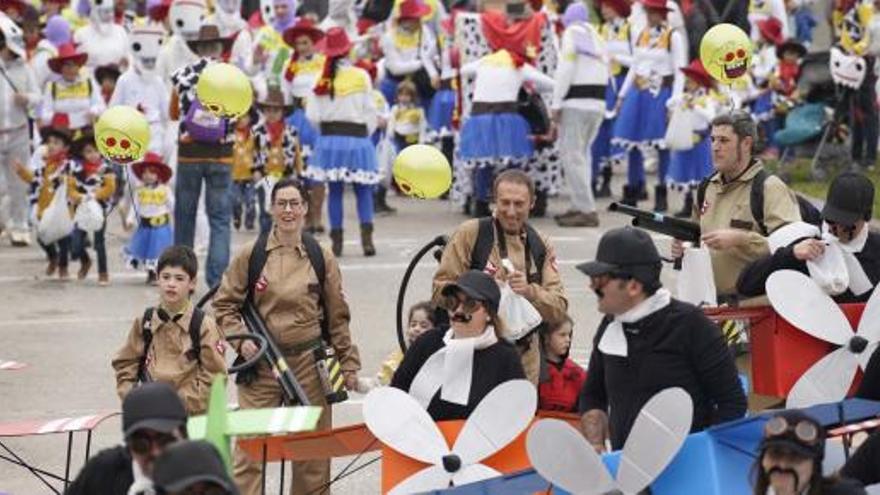El barri de Fontajau de Girona ja va començar a celebrar el Carnaval amb una desfilada dissabte passat