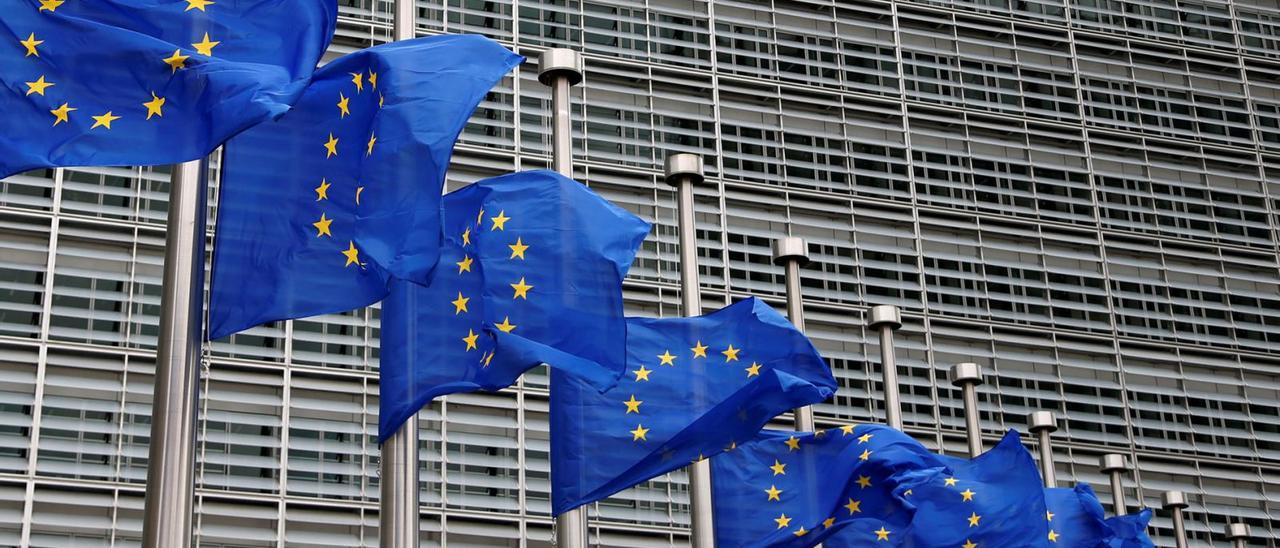 Banderas de la UE 
en Bruselas.  Reuters