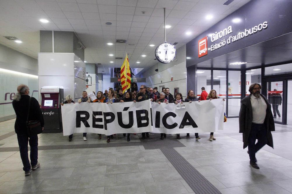 Manifestants tallen les vies del TAV a l'estació de Girona