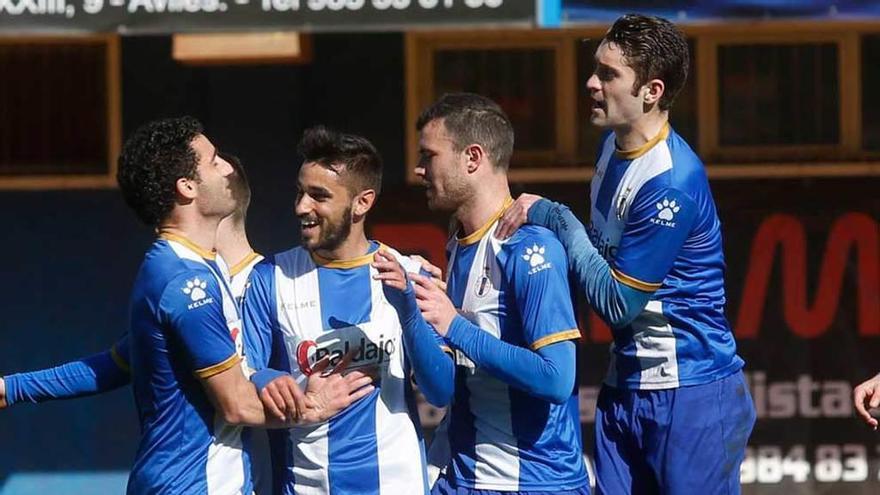 Los jugadores del Avilés celebran un gol durante un partido.